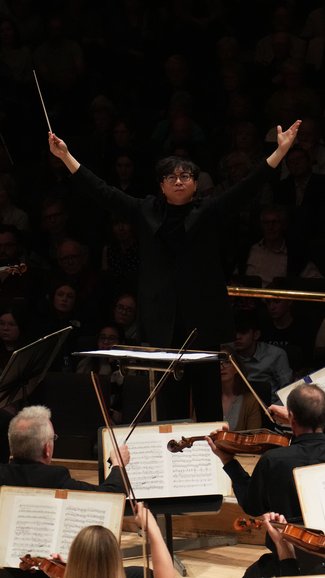 Kahchun Wong conducts The Hallé